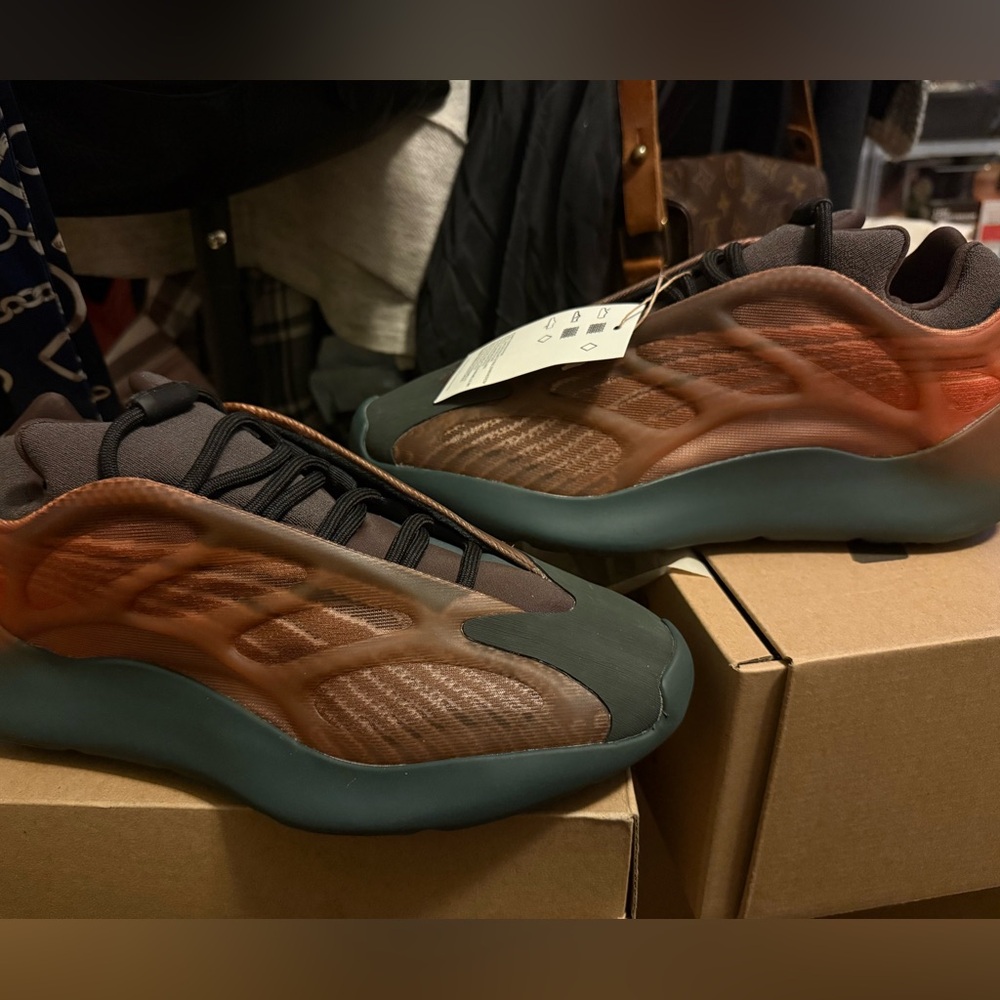 Yeezy Adidas YZY 700 v3 copper fade men’s size 8
Brand new in box